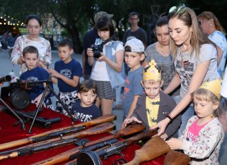 Выставка макетов оружия возле Музея боевой славы